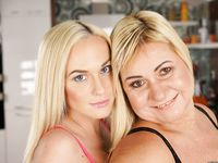 Vinna Reed, Pam Pink - Kissing my mother's ass