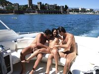 Christina Bella a hajón kefélve
