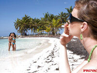 Lucy Belle y Black Angelika lamiendo en la playa