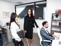 Shay vues et yumi pécher dur bureau baise au travail