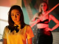 Lily Jordan, Mona Wales - Zvrhlá učitelka