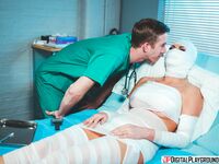 Jasmine Jae - A doktor úr méretes hímtagja