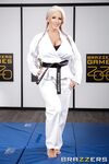 Alura Jenson - A dögös karate edző
