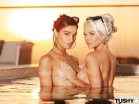 Elsa Jean, Emily Willis - Leszbi nyalás