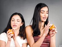 Jane Wilde és Emily Willis nyalása