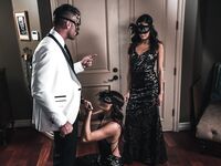 Adria Rae és Emily Willis ketten basznak