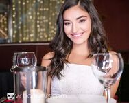 Emily Willis az étteremben szexel