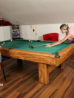 Gina Gerson & Lilu Moon Seks op de biljarttafel