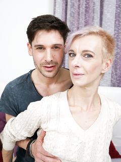 Belinda Bee - Soție în vârstă