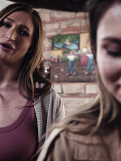 Paige Owens és Skylar Snow leszbikus jelenete