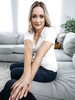Rachel Ramsey szemkötős milf lánya lingerie-ben kapja a kemény dugást