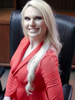 Hosszú hajú milf Sydny Davis megdugja a magabiztos igazgató