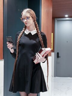 Hosszú fekete hajú szemüveges könyvmolyot lyukasztott harisnyában megdugják