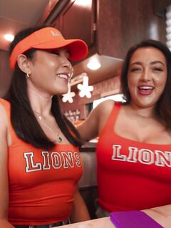 Emerald Loves és Cassie Lenoir nyaldossák egymás punciját a vad dugás közben