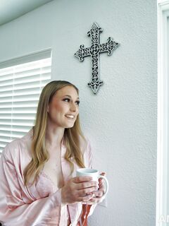 Ophelia Kaan szopja és lovagolja a nagy faszt az orgazmusig