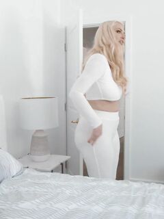 Hullámos hajú milf kate dee leül borotvált puncijával mostohafia kemény farkára