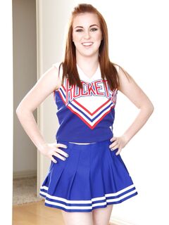 Szép cheerleader jessie parker alig várja hogy johnny sins bedugja a borotvált punciját