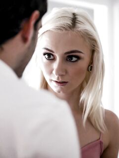 Chloe chrám sedí tvrdý penis po fajke