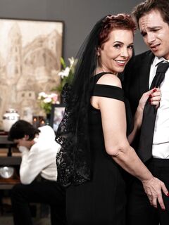 Rövid hajú érett ruby lynne baszik a férje temetésén