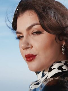 Olasz királynő valentina nappi mélytorokra nyeli a két bbc-t és durván baszódik a szabadtéren