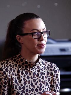 Szemüveges fekete hajú nymphó tiffany doll a főnökétől kapja a kemény faszt
