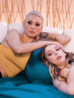 Kenzie taylor és lily larimar nagy élvezettel nyaldossák egymás borotvált puncit