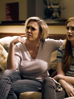 Dee willies und maya kendrick mit großen Titten und rasierten Muschi saugen den glücklichen Kerl auf der Couch