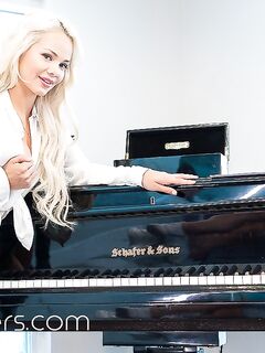 Elsa Jean - Pov fucking
