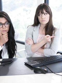 Alison Rey y Gina Valentina en el trabajo