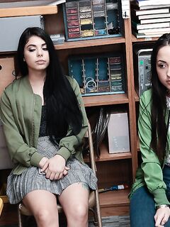 Gina Valentina und Mi Ha Doan saugen Schwanz zusammen