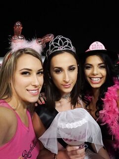 Ashley Adams und Gina Valentina ficken zusammen