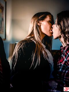 Anya Olsen és Nicole Aniston hármasban kefél