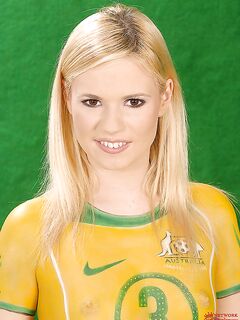 Yasmine Gold a szexi focis csaj